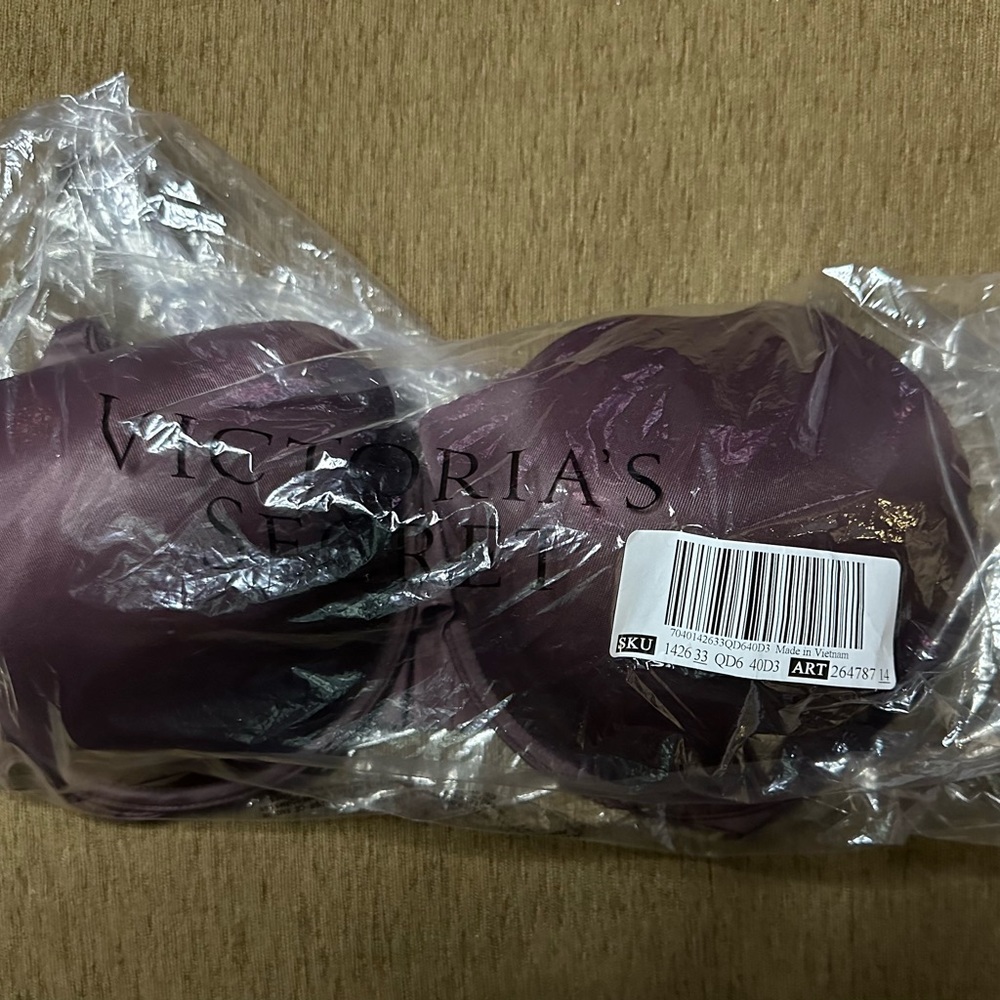 NWT Victoria’s Secret 40 DDD Bra